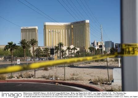 Bilder des Tages Oct 2, 2017 - Las Vegas, Nevada, U.S. - The Mandalay Bay hotel-casino is seen from a distance as Las Vegas Metro Police block off Las Vegas Blvd. the morning after a gunman fired on concert goers. At least 58 people died in the shooting and 515 people were injured Sunday night. The shooting has become the deadliest in modern U.S. history. Las Vegas U.S. - ZUMAf139 20171002_jlr_f139_003 Copyright: xMartinxS.xFuentesx