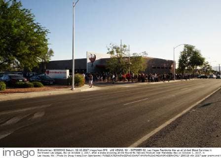 LAS VEGAS, NV - OCTOBER 02: Las Vegas Residents line up at United Blood Services in Northwest Las Vegas, NV on October 2, 2017, after a mass shooting at the Route 91 Harvest Festival near Mandalay Bay on October 1, 2017, in Las Vegas, NV. (Photo by Doug Kranz Icon Sportswire) 289319
