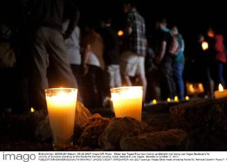Bilder des Tages Mourners hold a candlelight vigil along Las Vegas Boulevard for victims of Sundays shooting at the Route 91 Harvest country music festival in Las Vegas, Nevada on October 2, 2017.  LAV2017100247 JAMESxATOA