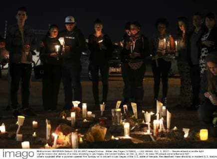 Bilder des Tages (171003) -- LAS VEGAS, Oct. 3, 2017 -- People attend a candle light vigil to mourn the victims of a mass shooting in Las Vegas, the United States, on Oct. 2, 2017. At least 59 people were killed and 527 others wounded after a gunman opened fire Sunday on a concert in Las Vegas in the U.S. state of Nevada, the deadliest mass shooting in modern U.S. history. ) (zy) U.S.-LAS VEGAS-SHOOTING-MOURNING WangxYing 