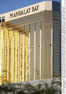 Bilder des Tages (171004) -- LAS VEGAS, Oct. 4, 2017 -- Photo taken on Oct. 3, 2017 shows the broken windows of Mandalay Bay Hotel in Las Vegas, the United States. At least 59 people were killed and 527 others wounded after a gunman opened fire Sunday on a concert in Las Vegas in the U.S. state of Nevada, the deadliest mass shooting in modern U.S. history. ) (zjy) U.S.-LAS VEGAS-SHOOTING-INVESTIGATION WangxYing 