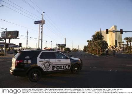 (171004) -- LAS VEGAS, Oct. 4, 2017 -- Police block a way to the shooting scene in Las Vegas, the United States, Oct. 3, 2017. At least 59 people were killed and 527 others wounded after a gunman opened fire Sunday on a concert in Las Vegas in the U.S. state of Nevada, the deadliest mass shooting in modern U.S. history. ) (zjy) U.S.-LAS VEGAS-SHOOTING-INVESTIGATION WangxYing 