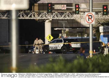 (171004) -- LAS VEGAS, Oct. 4, 2017 -- Police block a way to the shooting scene in Las Vegas, the United States, Oct. 3, 2017. At least 59 people were killed and 527 others wounded after a gunman opened fire Sunday on a concert in Las Vegas in the U.S. state of Nevada, the deadliest mass shooting in modern U.S. history. ) (zjy) U.S.-LAS VEGAS-SHOOTING-INVESTIGATION WangxYing 