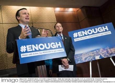 Bilder des Tages Sen. Chris Murphy, D-CT, (L) joined by Sen. Richard Blumenthal, D-CT, as he speaks on the recent mass shooting in Las Vegas and introduces a bill to strengthening gun background checks, on Capitol Hill in Washington, D.C. on October 3, 2017.  WAP20171003349 KEVINxDIETSCH