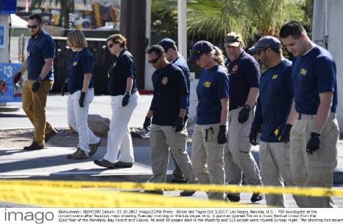 Bilder des Tages Oct 3,2017. Las Vegas, Nevada, U.S. - FBI investigate at the concert scene after Sundays mass shooting Tuesday morning on the Las Vegas strip. A gunman opened fire on a music festival crowd from the 32nd floor of the Mandalay Bay Resort and Casino. At least 59 people died in the shooting and 515 people were injured Sunday night. The shooting has become the deadliest in modern U.S. history. Las Vegas U.S. - ZUMAbl1_ 20171003_zaf_bl1_011 Copyright: xGenexBlevinsx
