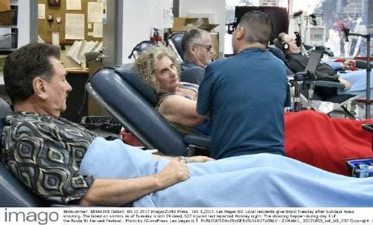 Oct 3,2017. Las Vegas NV. Local residents give blood Tuesday after Sundays mass shooting. The latest on victims as of Tuesday is still 59 dead, 527 injured last reported Monday night. The shooting happen during day 3 of the Route 91 Harvest Festival.. Photo by ZumaPress. Las Vegas U.S. - ZUMAbl1_ 20171003_zaf_bl1_037 Copyright: xGenexBlevinsx