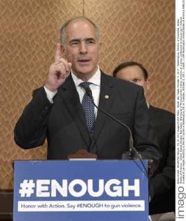 Bilder des Tages October 3, 2017 - Washington, District of Columbia, United States of America - United States Senator Bob Casey (Democrat of Pennsylvania) makes remarks at a press conference to discuss gun violence in wake of Las Vegas shooting in the US Capitol in Washington, DC on Tuesday, October 3, 2017. .Credit: CNP Washington United States of America - ZUMAs152 20171003_zaa_s152_049 Copyright: xRonxSachsx