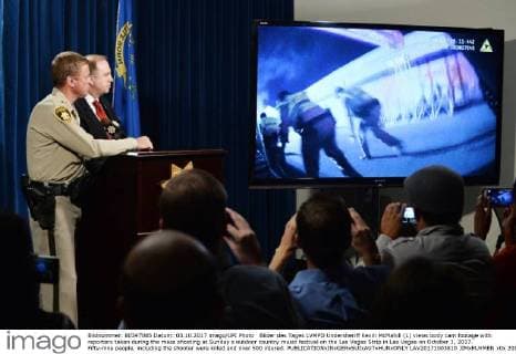 Bilder des Tages LVMPD Undersheriff Kevin McMahill (L) views body cam footage with reporters taken during the mass shooting at Sunday s outdoor country music festival on the Las Vegas Strip in Las Vegas on October 3, 2017. Fifty-nine people, including the shooter were killed and over 500 injured.  LAV20171003810 JIMxRUYMEN