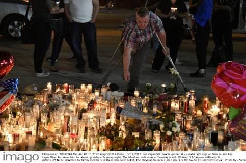 Oct 3,2017. Las Vegas NV. People gather at a candle light vigil on Sahara and Las Vegas Blvd. to remember the shooting victims Tuesday night. The latest on victims as of Tuesday is still 59 dead, 527 injured with only 3 victims left to be identified by family members of those who were killed. The shooting happen during day 3 of the Route 91 Harvest Festival.. Photo by ZumaPress. Las Vegas U.S. - ZUMAbl1_ 20171003_zaf_bl1_043 Copyright: xGenexBlevinsx