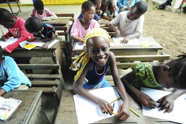 Cote d Ivoire Abidjan school children drawing during Art in All of Us activities  Copyright: xwww.DanitaDelimont.com