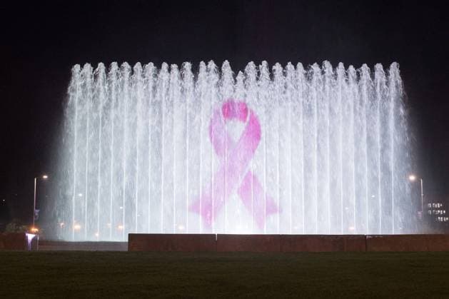 Brustkrebsmonat Oktober: Kunstprojektion in Zagreb Breast Cancer Awareness Month - Zagreb, Croatia 04.10.2017., Zagreb, Croatia - October is Breast Cancer Awareness Month, a worldwide annual campaign involving thousands of organisations, to highlight the importance of breast awareness, education and research. On the occasion of that day on the fountains is projection of deceased artist Ivana Popovic.  DavorxPuklavec PIXSELL