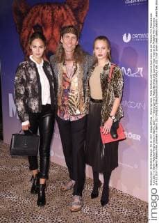 Elena Carriere Matto Barefoot and Cosima Auer man at the Maleika Film Premiere at 4 10 2017 in Berlin Maleika Film premiere in Berlin 2017