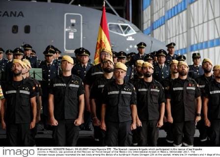 The Spanish rescuers brigade which participated in the rescue of earthquake victims in Mexico, say goodbye at the Mexican Air Force hangar of the Mexico City International Airport in Mexico, 04 October 2017. The Mexican rescue groups recovered the last body among the derbis of a building in Alvaro Obregon 286 at the capital, where the 54 members and 4 dogs of the Spanish Army s Emergencies Military Unit worked since the 24 September to past Monday. Spanish brigades leave Mexico after earthquake rescue works !ACHTUNG: NUR REDAKTIONELLE NUTZUNG!  Copyright: xJoséxMéndezx MEX002 20171004-636427572733764813