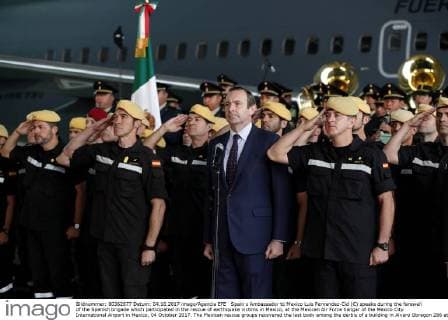 Spain s Ambassador to Mexico Luis Fernandez-Cid (C) speaks during the farewell of the Spanish brigade which participated in the rescue of earthquake victims in Mexico, at the Mexican Air Force hangar of the Mexico City International Airport in Mexico, 04 October 2017. The Mexican rescue groups recovered the last body among the derbis of a building in Alvaro Obregon 286 at the capital, where the 54 members and 4 dogs of the Spanish Army s Emergencies Military Unit worked since the 24 September to past Monday. Spanish brigades leave Mexico after earthquake rescue works !ACHTUNG: NUR REDAKTIONELLE NUTZUNG!  Copyright: xJoséxMéndezx MEX004 20171004-636427573400820813
