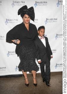 October 4, 2017 - Philadelphia, Pennsylvania, U.S - Grammy award winning singer, writer, producer, JILL SCOTT and son, JETT ROBERTS, at the Philadelphia Music Alliance walk of fame gala held at the Fillmore in Philadelphia PA Philadelphia U.S. - ZUMArf1_ 20171004_zaf_rf1_064 Copyright: xRickyxFitchettx