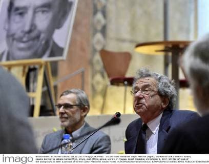 US physicist Nathaniel David Mermin (right), laureate of The Vision 97 Award, speaks during the debate named Mysl, smysl, svet (Mind, sense, world), in Prague, Czech Republic, on October 5, 2017. On the left side of the background is seen a portrait of former Czech President Vaclav Havel. (CTKxPhoto RomanxVondrous) CTKPhotoP201710050335401 vnd 3