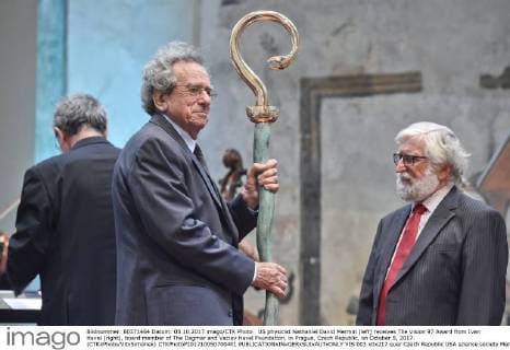 US physicist Nathaniel David Mermin (left) receives The Vision 97 Award from Ivan Havel (right), board member of The Dagmar and Vaclav Havel Foundation, in Prague, Czech Republic, on October 5, 2017. (CTKxPhoto VitxSimanek) CTKPhotoP201710050700401  VIS 003