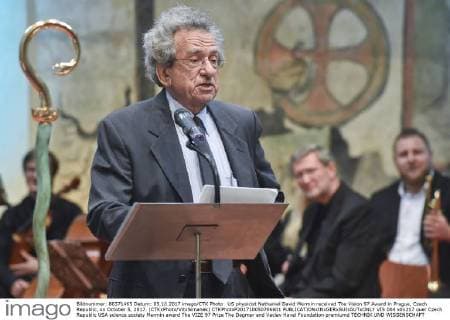 US physicist Nathaniel David Mermin received The Vision 97 Award in Prague, Czech Republic, on October 5, 2017. (CTKxPhoto VitxSimanek) CTKPhotoP201710050706601  VIS 004