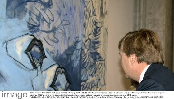 05-10-2017 Amsterdam King Willem-Alexander during the Vrije Schilderkunst award ( Free painting 2017) at the royal palace in Amsterdam. Four young artists received an encouragement award of 6500 euro.  Copyright: xPPE WERFx