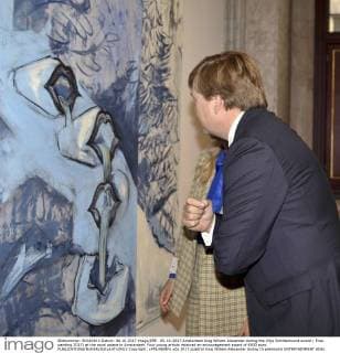 05-10-2017 Amsterdam King Willem-Alexander during the Vrije Schilderkunst award ( Free painting 2017) at the royal palace in Amsterdam. Four young artists received an encouragement award of 6500 euro.  Copyright: xPPE WERFx