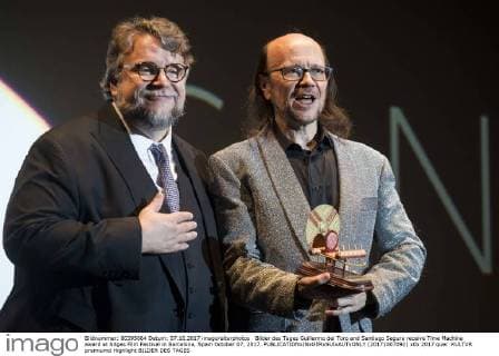 Bilder des Tages Guillermo del Toro and Santiago Segura receive Time Machine award at Sitges Film Festival in Barcelona, Spain October 07, 2017.  (20171007092)