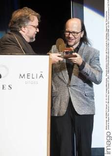 Mexican director Guillermo del Toro gives to Santiago Segura the Time Machine award at Sitges Film Festival in Barcelona, Spain October 07, 2017.  (20171007086)