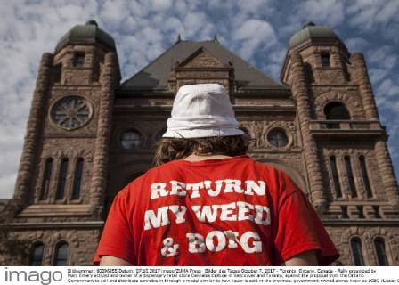Bilder des Tages October 7, 2017 - Toronto, Ontario, Canada - Rally organized by Marc Emery activist and owner of a dispensary retail store Cannabis Culture in Vancouver and Toronto, against the proposal from the Ontario Government to sell and distribute cannabis in through a model similar to how liquor is sold in the province, government-owned stores know as LCBO (Liquor Control Board of Ontario) The rally was held at the Parlament building at Queen s Park, in downtown Toronto. Toronto Canada - ZUMAd114 20171007_zap_d114_003 Copyright: xJohnnyxDexFrancox