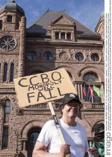 October 7, 2017 - Toronto, Ontario, Canada - Rally organized by Marc Emery activist and owner of a dispensary retail store Cannabis Culture in Vancouver and Toronto, against the proposal from the Ontario Government to sell and distribute cannabis in through a model similar to how liquor is sold in the province, government-owned stores know as LCBO (Liquor Control Board of Ontario) The rally was held at the Parlament building at Queen s Park, in downtown Toronto. Toronto Canada - ZUMAd114 20171007_zap_d114_005 Copyright: xJohnnyxDexFrancox
