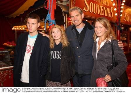 Goetz Otto with Sabine and theirs Children Lino and Luna 40 Years Circus Roncalli Jubilaeumstournee travel to Rainbow in Munich at 07 10 2017