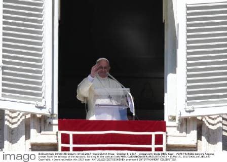 October 8, 2017 - Vatican City State (Holy See) - POPE FRANCIS delivers Angelus prayer from the window of the apostolic building at the Vatican Italy - ZUMAi15_ 20171008_zaf_i15_007 Copyright: xEvandroxInettix