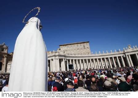 October 8, 2017 - Vatican City State (Holy See) - POPE FRANCIS delivers Angelus prayer from the window of the apostolic building at the Vatican Italy - ZUMAi15_ 20171008_zaf_i15_012 Copyright: xEvandroxInettix