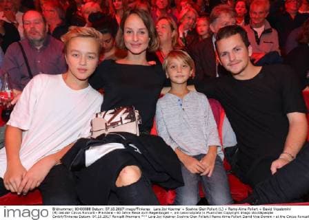 Lara Joy Koerner + Soehne Glen Pollert (L) + Remo Aime Pollert + David Vicedomini (R) bei der Circus Roncalli - Premiere - 40 Jahre Reise zum Regenbogen -, am Leonrodplatz in Muenchen Copyright imago stock&people GmbH Tinkeres Datum: 07.10.2017 Roncalli Premiere *** Lara Joy Koerner Soehne Glen Pollert l Remo Aime Pollert David Vice Domini r at the Circus Roncalli Premiere 40 Years travel to Rainbow at in Munich Copyright Imago Stick Celebrities GmbH Date 07 10 2017 Roncalli Premiere