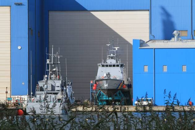 Blick am Sonntag (08.10.2017) auf die Peene Werft in Wolgast (Vorpommern Greifswald). Die Werft hat sich in den zurückliegenden Jahrzehnten insbesondere durch diverse Umbauten, verschiedene Reparaturaufträge u. zahlreiche Neubauten einen Namen gemacht. Dennoch kam es in der Vergangenheit immer wieder zu Problemen. So wurde Werft im Jahr 2013 von der Lürssen-Gruppe übernommen wurde. Die baut jetzt Küstenwachboote für Saudi Arabien u. realisiert Reparaturaufträge für die Deutsche Marine. Nun wurde kürzlich bekannt, dass in absehbarer Zeit auch neue Korvetten für die Bundesrepublik Deutschland an dem Traditionsstandort auf Kiel gelegt werden sollen. *** Glance at Sunday 08 10 2017 on the Peene Shipyard in Wolgast Western Pomerania Greifswald the Shipyard has to in the past Decades in particular through Diverse Tags Different Repai