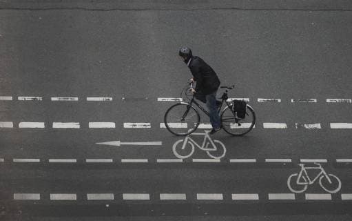 a Cyclists with Helmet runs About a Junction on the Radstreifen Berlin 07 10 2017 Berlin Germany Copyright: xFlorianxGaertner photothek.netx