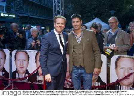 Daniel Hope RSA GBR Violinist Musician Geiger left Nahuel Lopez Director fault on the Red Carpet a Film premiere Daniel Hope the Sound the Life 08 10 2017 in the LICHTBURG in Eat