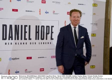 Daniel Hope RSA GBR Violinist Musician Geiger Portrait Portrait Portrait angeschnittenes Single Single subject fault on the Red Carpet a Film premiere Daniel Hope the Sound the Life 08 10 2017 in the LICHTBURG in Eat