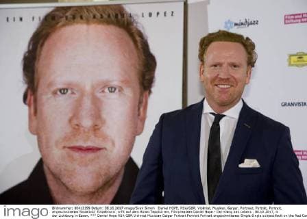 Daniel Hope RSA GBR Violinist Musician Geiger Portrait Portrait Portrait angeschnittenes Single Single subject fault on the Red Carpet a Film premiere Daniel Hope the Sound the Life 08 10 2017 in the LICHTBURG in Eat