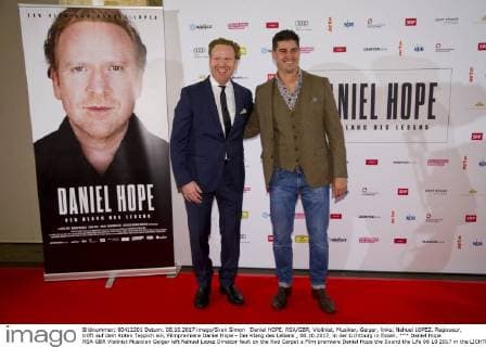 Daniel Hope RSA GBR Violinist Musician Geiger left Nahuel Lopez Director fault on the Red Carpet a Film premiere Daniel Hope the Sound the Life 08 10 2017 in the LICHTBURG in Eat