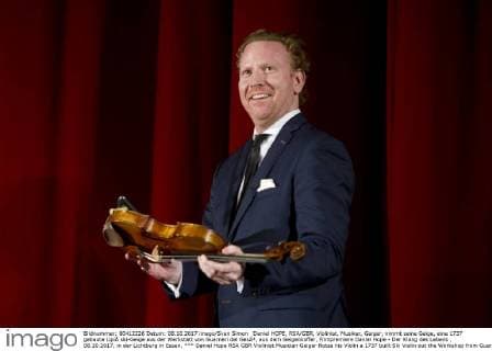 Daniel Hope RSA GBR Violinist Musician Geiger Notes his Violin a 1737 built Ski Violin out the Workshop from Guarneri Del GesÃ¹ out the Violin case Film premiere Daniel Hope the Sound the Life 08 10 2017 in the LICHTBURG in Eat