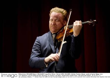 Daniel Hope RSA GBR Violinist Musician Geiger plays on his Violin a 1737 built Ski Violin out the Workshop from Guarneri Del GesÃ¹ Film premiere Daniel Hope the Sound the Life 08 10 2017 in the LICHTBURG in Eat