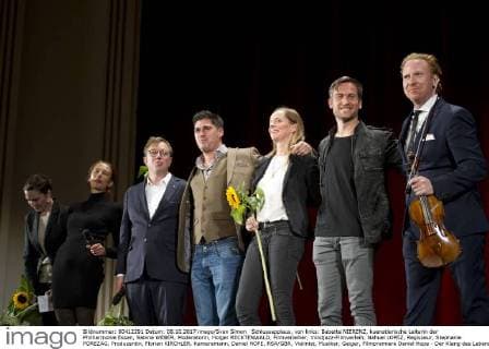 Final applause from left Babette artistic Manager the Philharmonic Eat Sabine Weber Presenter Holger Recktenwald Film distributors Film Distribution Nahuel Lopez Director Stephanie Producer Florian Kirchler Cameraman Daniel Hope RSA GBR Violinist Musician Geiger Film premiere Daniel Hope the Sound the Life 08 10 2017 in the LICHTBURG in Eat