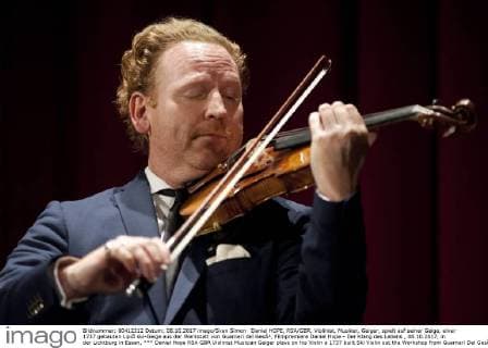 Daniel Hope RSA GBR Violinist Musician Geiger plays on his Violin a 1737 built Ski Violin out the Workshop from Guarneri Del GesÃ¹ Film premiere Daniel Hope the Sound the Life 08 10 2017 in the LICHTBURG in Eat