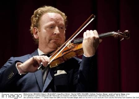 Daniel Hope RSA GBR Violinist Musician Geiger plays on his Violin a 1737 built Ski Violin out the Workshop from Guarneri Del GesÃ¹ Film premiere Daniel Hope the Sound the Life 08 10 2017 in the LICHTBURG in Eat