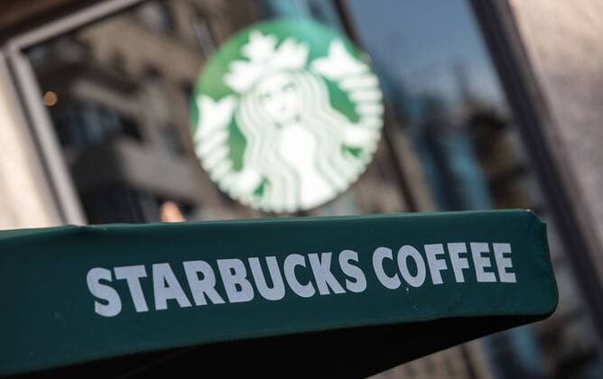 04 10 2017 xfux Economy Restaurant Coffee Starbucks Coffee in Madrid emonline V l the emblem and the emblem the Brand the Coffee house Starbucks Coffee in Madrid Economy Restaurant Starbucks Coffee in Madrid
