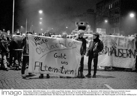 Berlin-Friedrichshain, 14. November 1990 Polizeiliche Räumung besetzter Häuser in der Mainzerstrasse. Die angeordnete Räumung der Mainzer Straße im Berliner Bezirk Friedrichshain am 14. November 1990 führte zu einer Straßenschlacht um 13 besetzte Häuser. Die Räumung gilt als einer der massivsten Polizeieinsätze Berlins in der Nachkriegszeit und führte zur Auflösung der rot-grünen Koalition seitens der Alternativen Liste (AL) und zum Rücktritt ihrer Senatorinnen Anne Klein, Michaele Schreyer und Sybille Volkholz. Foto: Protestdemonstration gegen die Räumung am Abend *** Berlin Friedrichshain 14 November 1990 Police Clearance reception Houses in the Mainz road the arranged Clearance the Mainz Road in Berlin District Friedrichshain at 14 November 1990 led to a Street battle to 13 Occupied Houses the Clearance is as a the Police operations Be
