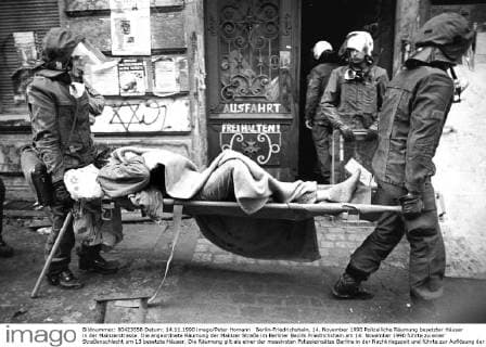 Berlin-Friedrichshain, 14. November 1990 Polizeiliche Räumung besetzter Häuser in der Mainzerstrasse. Die angeordnete Räumung der Mainzer Straße im Berliner Bezirk Friedrichshain am 14. November 1990 führte zu einer Straßenschlacht um 13 besetzte Häuser. Die Räumung gilt als einer der massivsten Polizeieinsätze Berlins in der Nachkriegszeit und führte zur Auflösung der rot-grünen Koalition seitens der Alternativen Liste (AL) und zum Rücktritt ihrer Senatorinnen Anne Klein, Michaele Schreyer und Sybille Volkholz. *** Berlin Friedrichshain 14 November 1990 Police Clearance reception Houses in the Mainz road the arranged Clearance the Mainz Road in Berlin District Friedrichshain at 14 November 1990 led to a Street battle to 13 Occupied Houses the Clearance is as a the Police operations Berlin in the Post-war period and led to Resolution the
