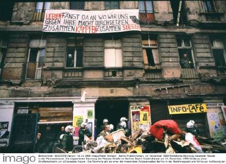 Berlin-Friedrichshain, 14. November 1990 Polizeiliche Räumung besetzter Häuser in der Mainzerstrasse. Die angeordnete Räumung der Mainzer Straße im Berliner Bezirk Friedrichshain am 14. November 1990 führte zu einer Straßenschlacht um 13 besetzte Häuser. Die Räumung gilt als einer der massivsten Polizeieinsätze Berlins in der Nachkriegszeit und führte zur Auflösung der rot-grünen Koalition seitens der Alternativen Liste (AL) und zum Rücktritt ihrer Senatorinnen Anne Klein, Michaele Schreyer und Sybille Volkholz. *** Berlin Friedrichshain 14 November 1990 Police Clearance reception Houses in the Mainz road the arranged Clearance the Mainz Road in Berlin District Friedrichshain at 14 November 1990 led to a Street battle to 13 Occupied Houses the Clearance is as a the Police operations Berlin in the Post-war period and led to Resolution the