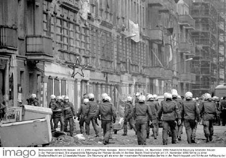 Berlin-Friedrichshain, 14. November 1990 Polizeiliche Räumung besetzter Häuser in der Mainzerstrasse. Die angeordnete Räumung der Mainzer Straße im Berliner Bezirk Friedrichshain am 14. November 1990 führte zu einer Straßenschlacht um 13 besetzte Häuser. Die Räumung gilt als einer der massivsten Polizeieinsätze Berlins in der Nachkriegszeit und führte zur Auflösung der rot-grünen Koalition seitens der Alternativen Liste (AL) und zum Rücktritt ihrer Senatorinnen Anne Klein, Michaele Schreyer und Sybille Volkholz. *** Berlin Friedrichshain 14 November 1990 Police Clearance reception Houses in the Mainz road the arranged Clearance the Mainz Road in Berlin District Friedrichshain at 14 November 1990 led to a Street battle to 13 Occupied Houses the Clearance is as a the Police operations Berlin in the Post-war period and led to Resolution the
