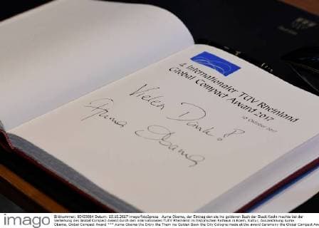 Auma Obama the Entry the Them ins Golden Book the City Cologne made at the award Ceremony the Global Compact Award through the International TÜV Rhineland in Historical City Hall in Cologne Culture Award Auma Obama Global Compact Award xPW002F2Px
