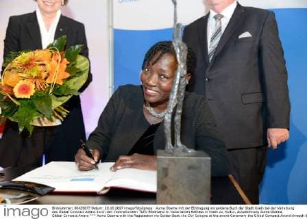Auma Obama with the Registration ins Golden Book the City Cologne at the award Ceremony the Global Compact Award through the International TÜV Rhineland in Historical City Hall in Cologne to Culture Award Auma Obama Global Compact Award xPW002F2Px
